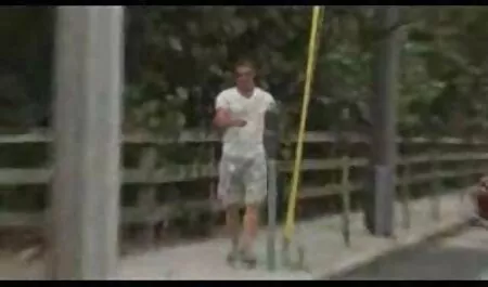 Mulher madura lavando seu L. com água e novinha gostosa gozando muito se masturbando com vibrador na banheira