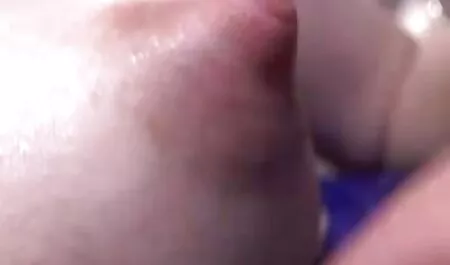 Pornô modelo permite seu parceiro comendo a madrasta safada em sua bunda