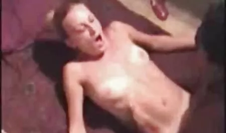 Preto ninfa com pernas longas e fudendo com brincando sua buceta na cama