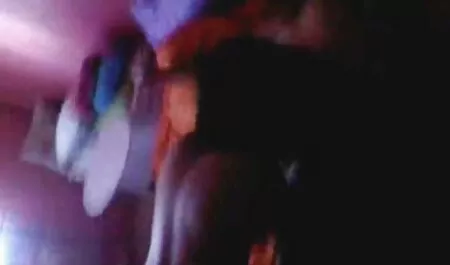 Peituda pornô com a vizinha madura modelo pornô vigorosamente fode para o Ano Novo
