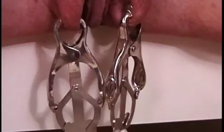 Jovem menina undressing e fodido em A trabalho entrevista vídeo pornô com negras